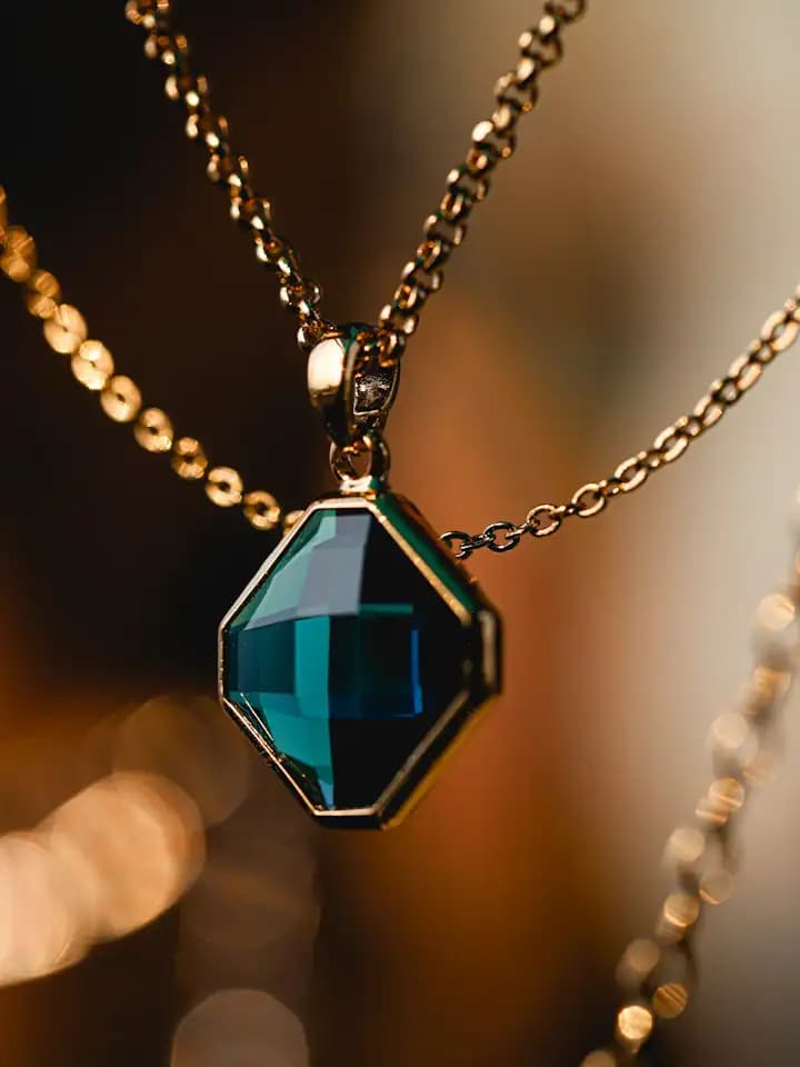 Colar com pingente azul